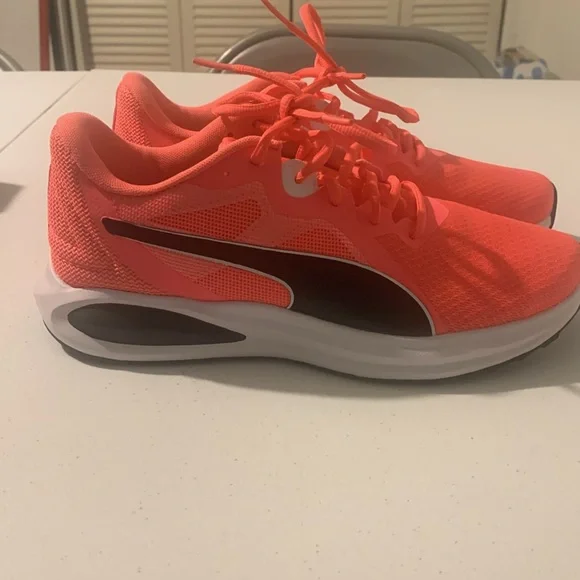 NIB - Women’s Pink Puma Twitch Runner - Picture 8 of 9